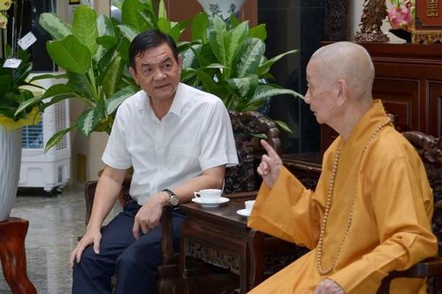 Trung tướng Lê Hồng Nam và Phó Chủ tịch Ủy ban T.Ư MTTQVN Tô Thị Bích Châu thăm Đức Pháp chủ GHPGVN