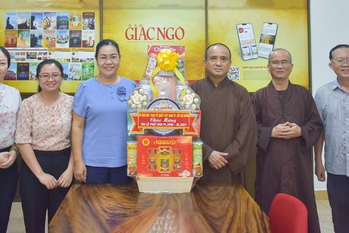 Đoàn lãnh đạo Ủy ban MTTQVN TP.HCM thăm Báo Giác Ngộ nhân mùa Phật đản