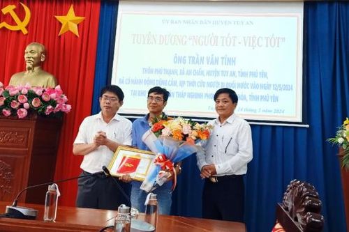Tuyên dương người đàn ông dũng cảm lao xuống biển cứu người đuối nước