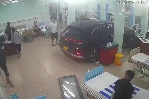Ô tô lao thẳng vào phòng cấp cứu của bệnh viện nhi