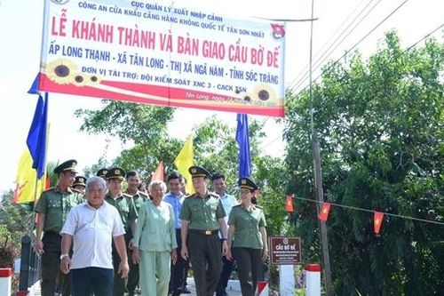 Công an cửa khẩu Cảng HKQT Tân Sơn Nhất trao tặng cầu giao thông nông thôn