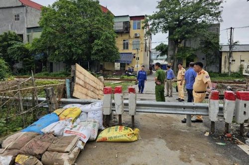 Tháo dỡ 'cầu vượt' người dân tự lắp đặt qua đường sắt