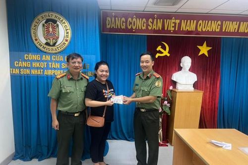 Đại úy Công an cửa khẩu trả lại hành khách gần 50 triệu đồng đánh rơi