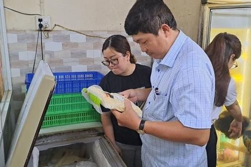 Du khách bị ngộ độc thực phẩm nghi do ăn hải sản tại Phan Thiết
