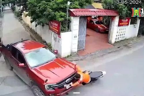 Shipper mải nhìn điện thoại, đâm vào ô tô bán tải