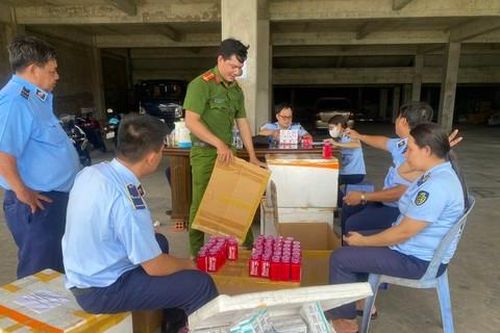 Phát hiện xe tải chở lượng lớn hàng hóa không rõ nguồn gốc