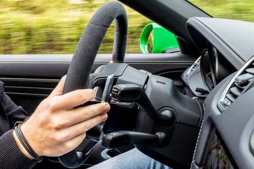 Lẫy chuyển số trên vô lăng có tốt hơn hộp số sàn tiêu chuẩn?