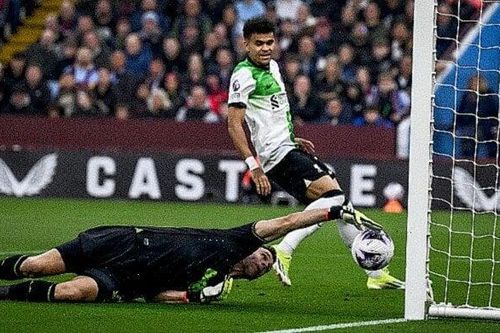 Thủ môn hay nhất World Cup mắc lỗi sơ đẳng, biếu bàn thắng cho Liverpool