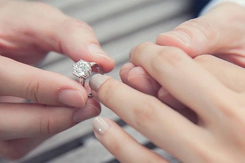 Vừa nhìn thấy nhẫn đính hôn không có kim cương, bạn gái đòi chia tay ngay