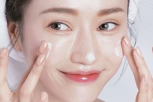 Bí quyết trang điểm không bị lem ngày hè