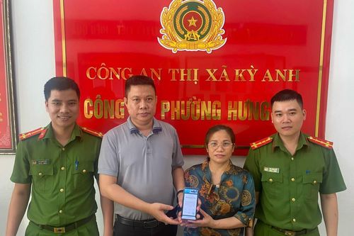 Trả lại gần 400 triệu đồng do người lạ chuyển nhầm vào tài khoản