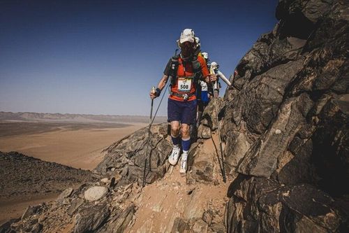 Sợ già, cụ ông 76 tuổi chạy bộ 250km trên sa mạc Sahara