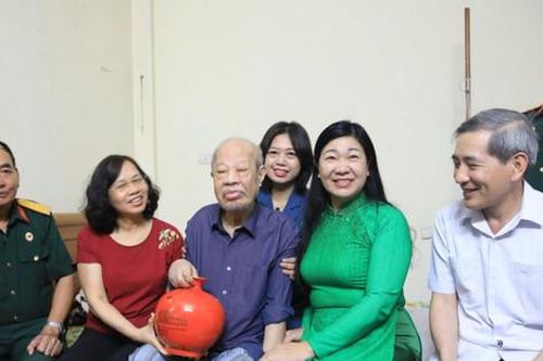 Chủ tịch Ủy ban MTTQ Việt Nam thành phố thăm, tặng quà chiến sĩ Điện Biên