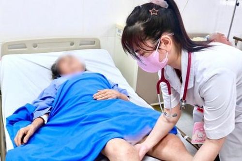 Cụ bà 87 tuổi suýt mất mạng vì tiêm mật gấu điều trị đau xương khớp