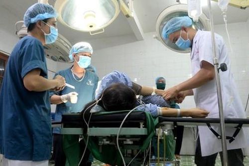 Cứu sống người phụ nữ bị viêm ruột thừa cấp ngay trên đảo