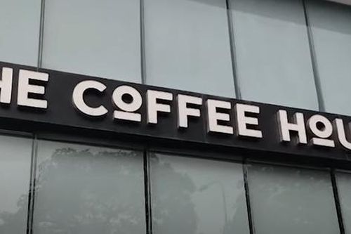 Vụ nữ bác sĩ trẻ bị tấm kính rơi vào người: The Coffee House sẽ phải bồi thường như thế nào?