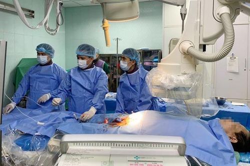 Cứu sống nam bệnh nhân phình động mạch chủ bụng lớn, nguy cơ vỡ