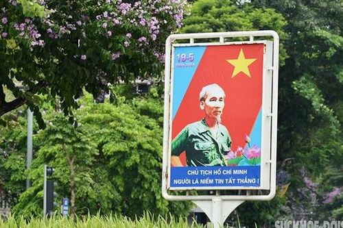 Hà Nội rợp cờ hoa kỷ niệm 134 năm Ngày sinh Chủ tịch Hồ Chí Minh