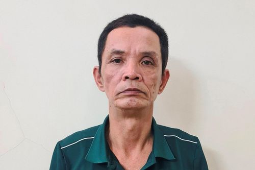 Người đàn ông 'khoắng' hàng hóa ở trung tâm thương mại
