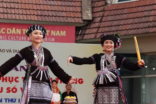 Không để trang phục truyền thống 'nhạt màu'
