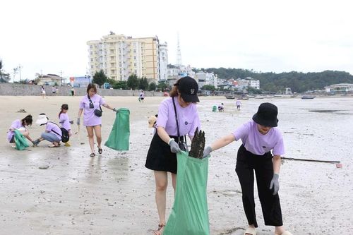 Du lịch biển đảo Quảng Ninh nói 'không' với rác thải nhựa