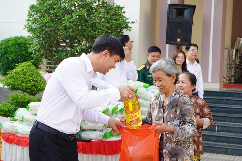 Vận động gần 5 tỷ đồng hỗ trợ người nghèo
