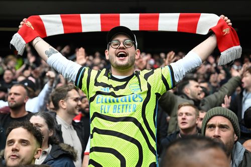 CĐV Arsenal bị đuổi khỏi sân Tottenham