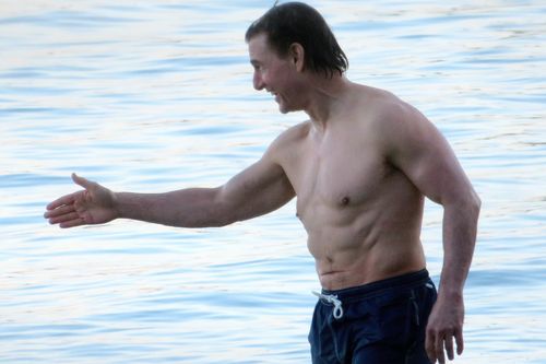 Tom Cruise khoe body ở tuổi 62