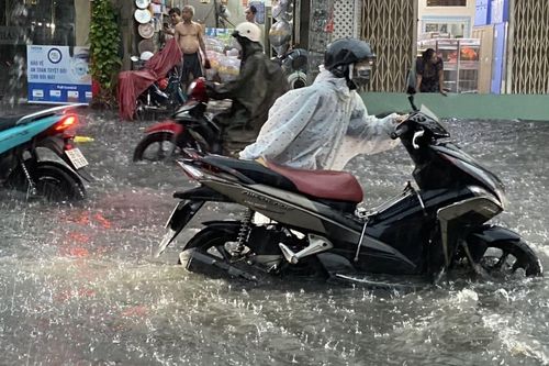 Nhiều tuyến đường TP.HCM ngập sâu nửa mét