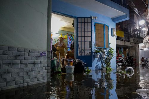Nhà dân, hẻm nhỏ ở TP.HCM ngập suốt 5 giờ