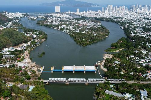 Vướng mặt bằng thi công, đập ngăn mặn trên sông Cái Nha Trang chậm tiến độ