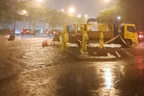 Công nhân thoát nước căng mình chống ngập úng cho Hà Nội