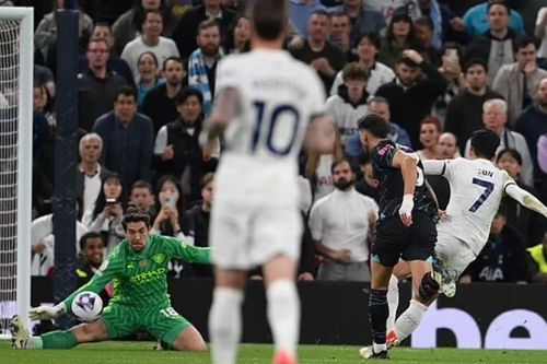 Thủ môn số 1 của Man City phản ứng cực mạnh khi bị thay ra nhưng Guardiola đã quyết định đúng