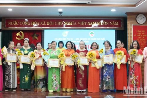Biểu dương 27 phụ nữ cao tuổi tiêu biểu trong xây dựng gia đình văn hóa