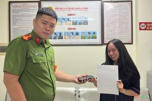 Công an Hà Nội trao trả tài sản bị thất lạc cho nữ du khách Philippines