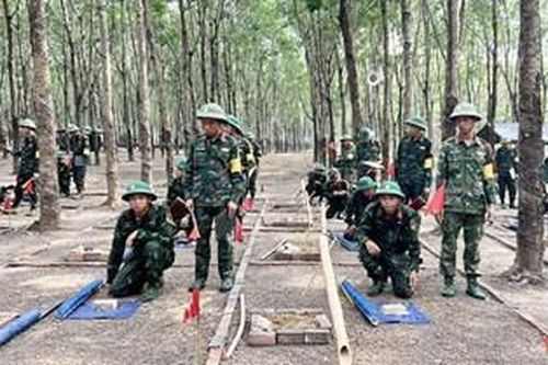 Bộ CHQS tỉnh Bình Phước kiểm tra đánh thuốc nổ cho chiến sĩ mới