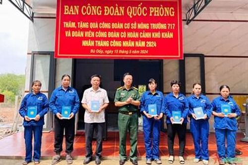 Ban Công đoàn Quốc phòng thăm, tặng quà trường hợp khó khăn Binh đoàn 16