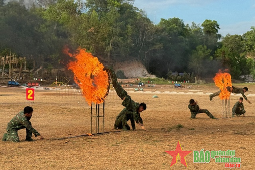 Đoàn công tác Học viện Quốc phòng tham quan, thực tế Lữ đoàn Đặc công 198