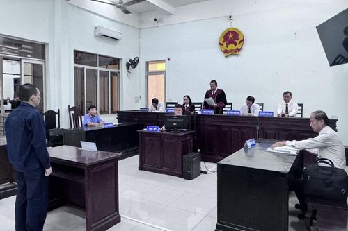 Giả mạo chủ tài khoản Facebook để lừa tiền