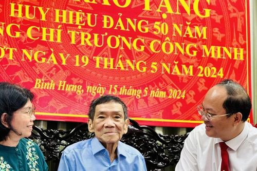 Đồng chí Nguyễn Hồ Hải trao Huy hiệu 50 năm tuổi Đảng cho đồng chí Trương Công Minh