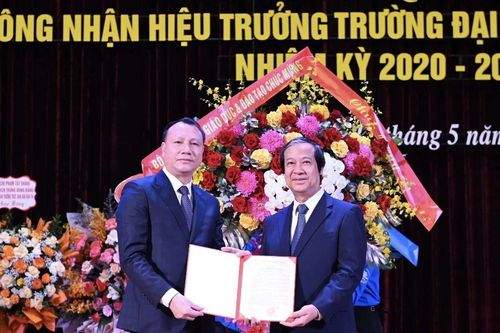 Trao quyết định công nhận Hiệu trưởng Trường Đại học Sư phạm Hà Nội