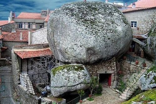 Ngôi làng kỳ lạ nằm chen chúc giữa những tảng đá 'khủng'