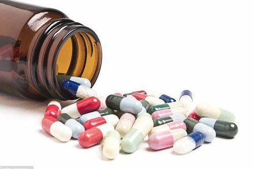 Trẻ suy thượng thận cấp do dùng thuốc chứa corticoid sai cách