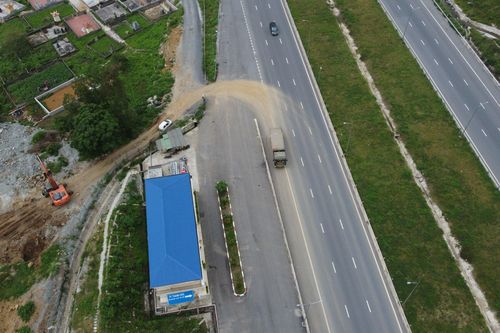Điều tra vụ xe tải chở đất 'xé rào' trên cao tốc ở Thanh Hóa
