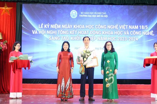 Gần 200 giảng viên, sinh viên Trường ĐH Mở Hà Nội được khen thưởng trong NCKH