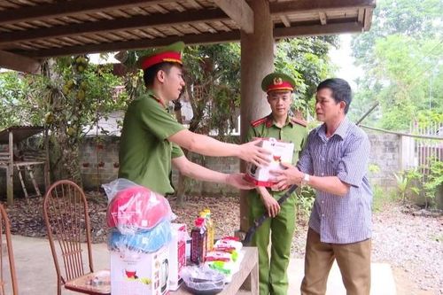 Chương trình 'Đổi quà lấy súng và công cụ nguy hiểm' - Một cách làm hay, hiệu quả