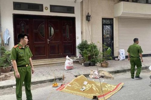 Hà Nội: Ngã từ tầng cao xuống đất, người đàn ông tử vong