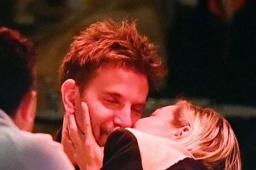 Gigi Hadid hôn Bradley Cooper tại show Taylor Swift