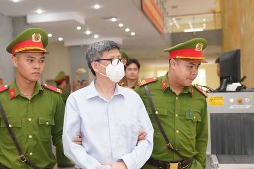 Cảnh sát dẫn giải cựu Bộ trưởng Y tế Nguyễn Thanh Long đến tòa phúc thẩm