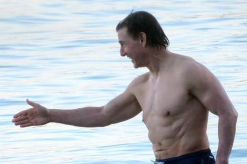 Tom Cruise cởi trần tắm biển giữa lúc con gái bỏ họ cha